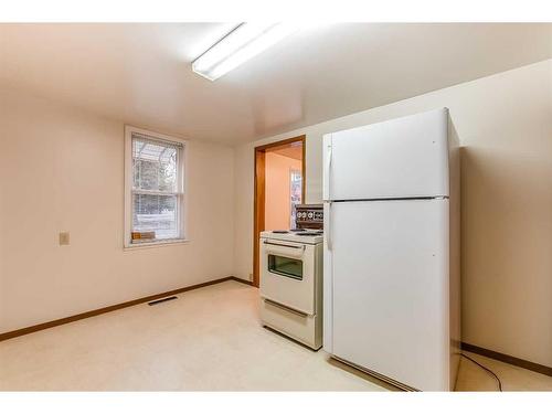 1001 Yuill Street Se, Medicine Hat, AB - Indoor Photo Showing Kitchen