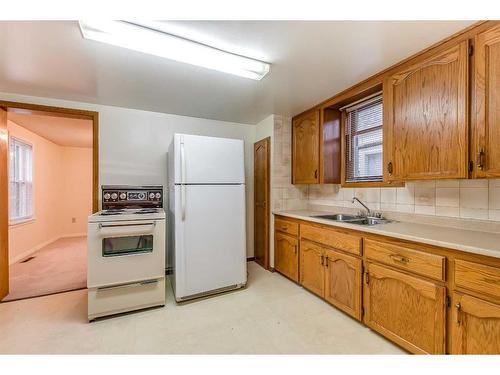 1001 Yuill Street Se, Medicine Hat, AB - Indoor Photo Showing Kitchen With Double Sink