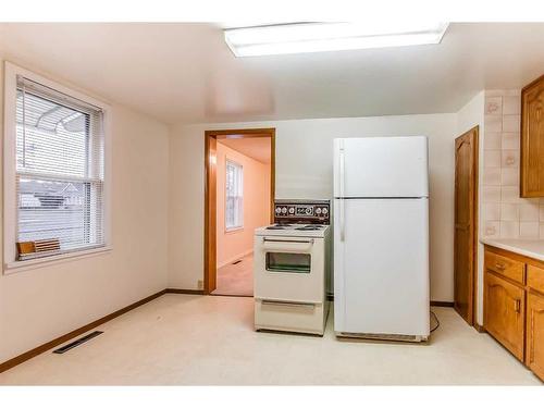 1001 Yuill Street Se, Medicine Hat, AB - Indoor Photo Showing Kitchen