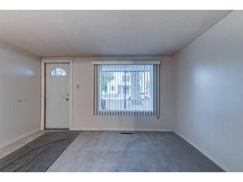 1001 Yuill Street Se, Medicine Hat, AB - Indoor Photo Showing Other Room