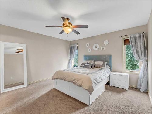 38 Sunwood Place Sw, Medicine Hat, AB - Indoor Photo Showing Bedroom