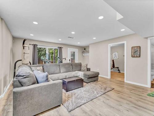 38 Sunwood Place Sw, Medicine Hat, AB - Indoor Photo Showing Living Room