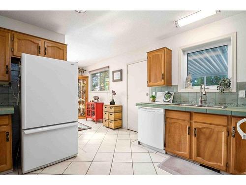 242 Carry Drive Se, Medicine Hat, AB - Indoor Photo Showing Kitchen With Double Sink