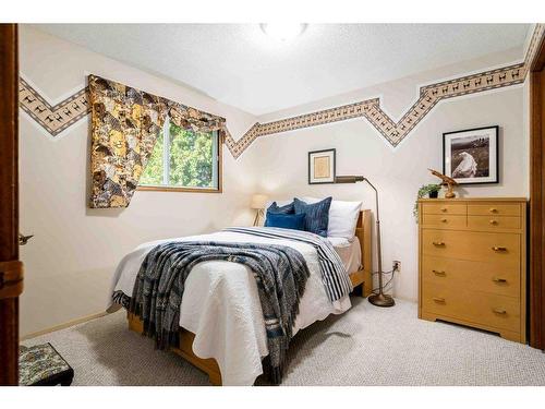 242 Carry Drive Se, Medicine Hat, AB - Indoor Photo Showing Bedroom