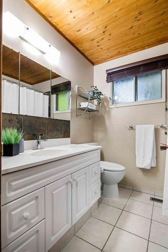 242 Carry Drive Se, Medicine Hat, AB - Indoor Photo Showing Bathroom