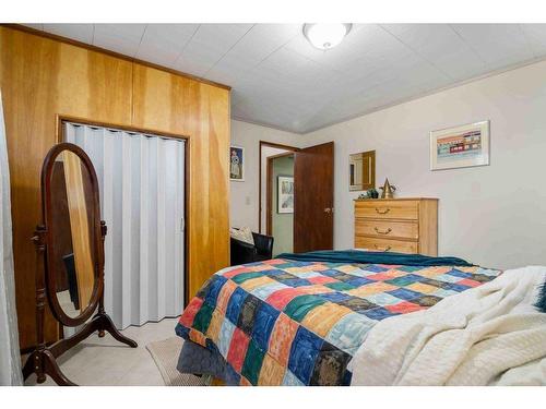 242 Carry Drive Se, Medicine Hat, AB - Indoor Photo Showing Bedroom