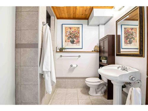 242 Carry Drive Se, Medicine Hat, AB - Indoor Photo Showing Bathroom