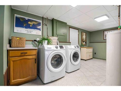 242 Carry Drive Se, Medicine Hat, AB - Indoor Photo Showing Laundry Room