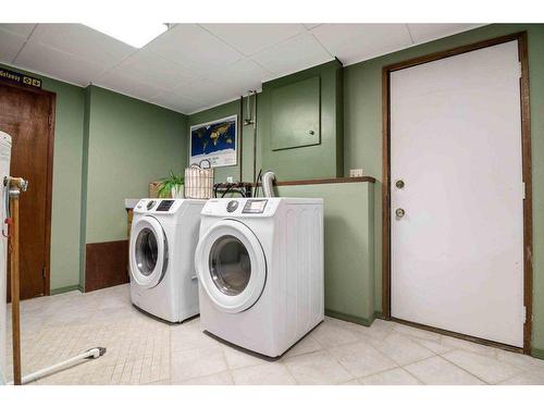 242 Carry Drive Se, Medicine Hat, AB - Indoor Photo Showing Laundry Room