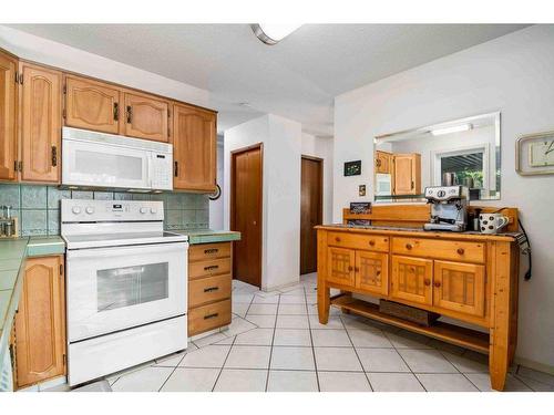 242 Carry Drive Se, Medicine Hat, AB - Indoor Photo Showing Kitchen