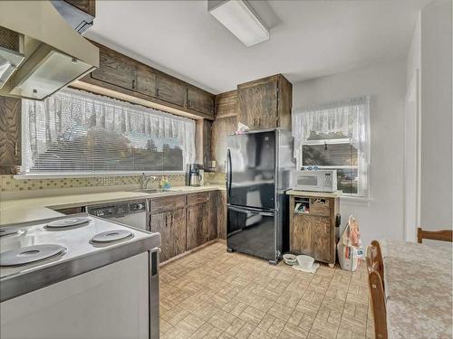 302 Cambridge Street Se, Medicine Hat, AB - Indoor Photo Showing Kitchen