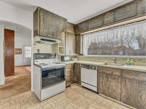 302 Cambridge Street Se, Medicine Hat, AB - Indoor Photo Showing Kitchen