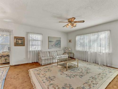 302 Cambridge Street Se, Medicine Hat, AB - Indoor Photo Showing Living Room