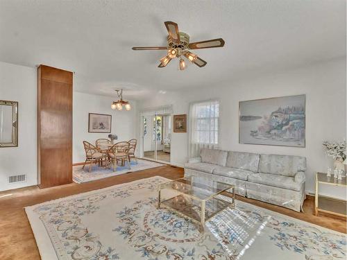 302 Cambridge Street Se, Medicine Hat, AB - Indoor Photo Showing Living Room