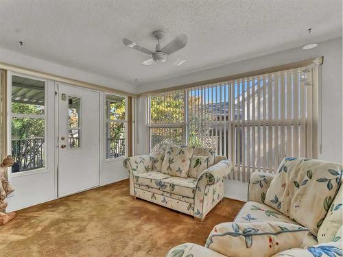 302 Cambridge Street Se, Medicine Hat, AB - Indoor Photo Showing Living Room