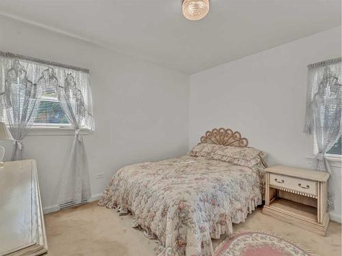 302 Cambridge Street Se, Medicine Hat, AB - Indoor Photo Showing Bedroom