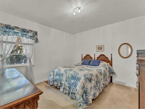 302 Cambridge Street Se, Medicine Hat, AB - Indoor Photo Showing Bedroom