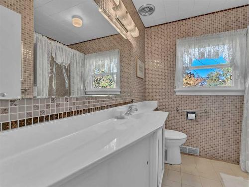 302 Cambridge Street Se, Medicine Hat, AB - Indoor Photo Showing Bathroom