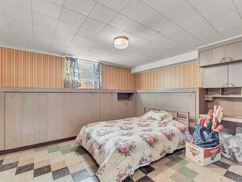 302 Cambridge Street Se, Medicine Hat, AB - Indoor Photo Showing Bedroom