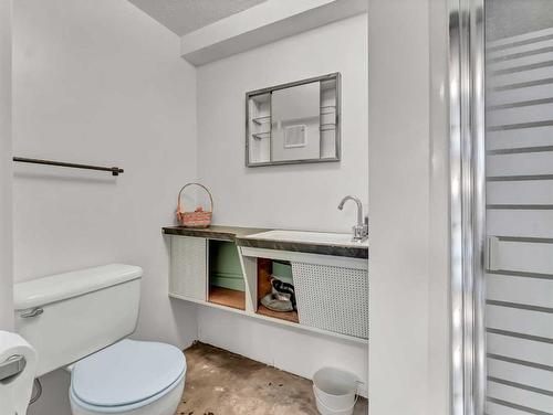 302 Cambridge Street Se, Medicine Hat, AB - Indoor Photo Showing Bathroom