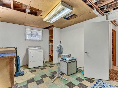 302 Cambridge Street Se, Medicine Hat, AB - Indoor Photo Showing Laundry Room