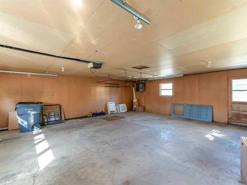 302 Cambridge Street Se, Medicine Hat, AB - Indoor Photo Showing Garage