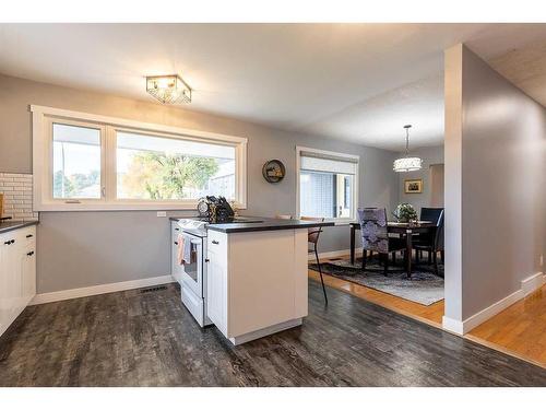 159B 2 Street Ne, Medicine Hat, AB - Indoor Photo Showing Kitchen