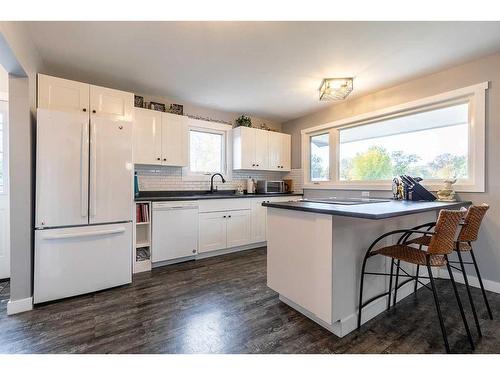 159B 2 Street Ne, Medicine Hat, AB - Indoor Photo Showing Kitchen