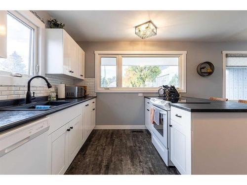 159B 2 Street Ne, Medicine Hat, AB - Indoor Photo Showing Kitchen With Double Sink