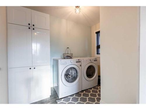 159B 2 Street Ne, Medicine Hat, AB - Indoor Photo Showing Laundry Room