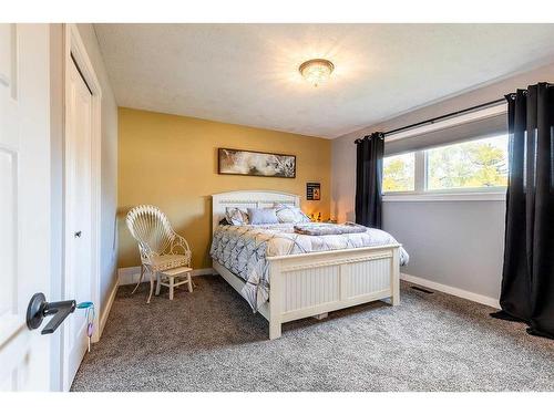 159B 2 Street Ne, Medicine Hat, AB - Indoor Photo Showing Bedroom