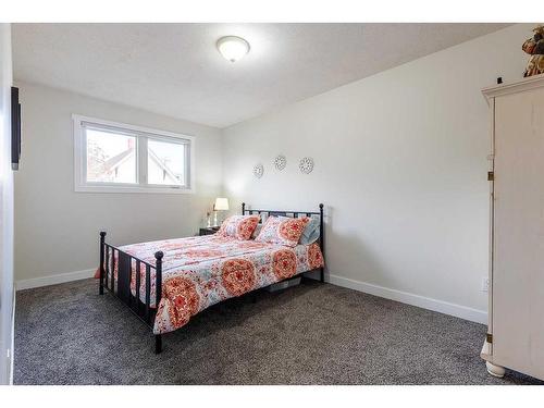 159B 2 Street Ne, Medicine Hat, AB - Indoor Photo Showing Bedroom