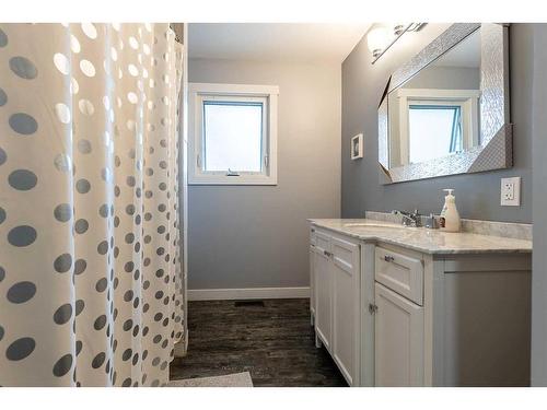 159B 2 Street Ne, Medicine Hat, AB - Indoor Photo Showing Bathroom