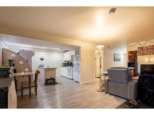 159B 2 Street Ne, Medicine Hat, AB - Indoor Photo Showing Living Room