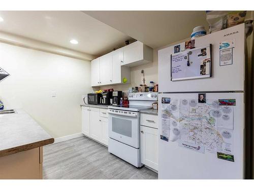 159B 2 Street Ne, Medicine Hat, AB - Indoor Photo Showing Kitchen