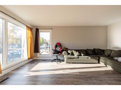 159B 2 Street Ne, Medicine Hat, AB - Indoor Photo Showing Living Room