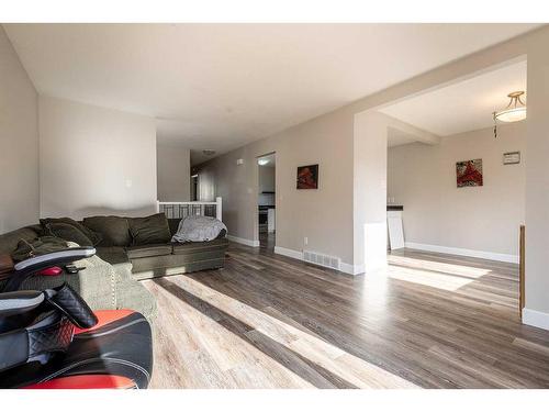 159B 2 Street Ne, Medicine Hat, AB - Indoor Photo Showing Living Room