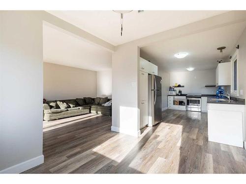 159B 2 Street Ne, Medicine Hat, AB - Indoor Photo Showing Kitchen