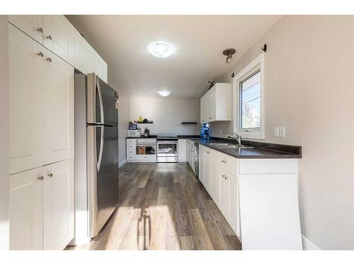 159B 2 Street Ne, Medicine Hat, AB - Indoor Photo Showing Kitchen With Double Sink