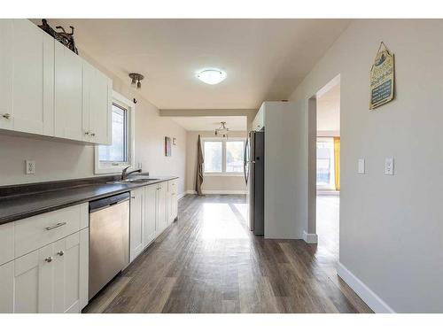 159B 2 Street Ne, Medicine Hat, AB - Indoor Photo Showing Kitchen