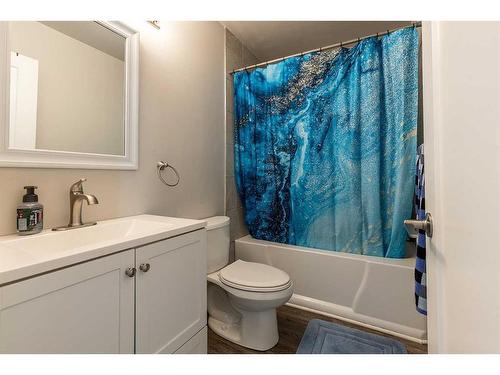 159B 2 Street Ne, Medicine Hat, AB - Indoor Photo Showing Bathroom