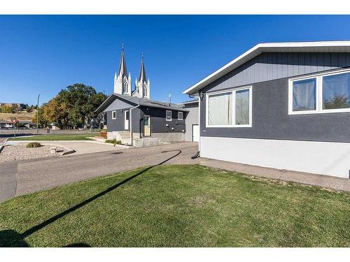 159B 2 Street Ne, Medicine Hat, AB - Outdoor