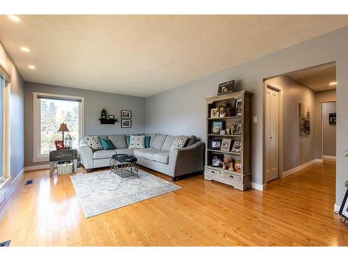 159B 2 Street Ne, Medicine Hat, AB - Indoor Photo Showing Living Room