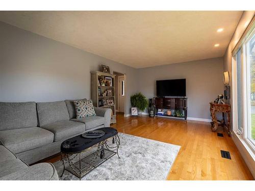 159B 2 Street Ne, Medicine Hat, AB - Indoor Photo Showing Living Room