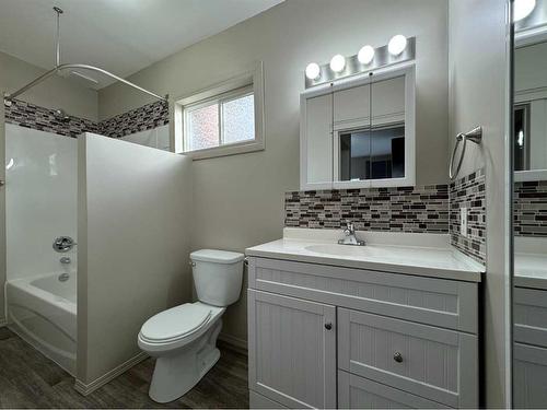 1015 Queen Street Se, Medicine Hat, AB - Indoor Photo Showing Bathroom