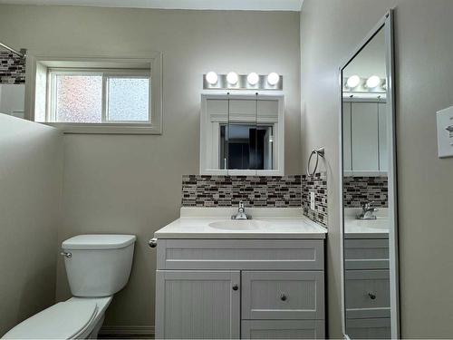 1015 Queen Street Se, Medicine Hat, AB - Indoor Photo Showing Bathroom