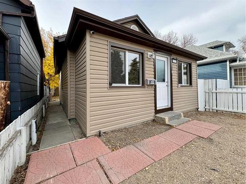 1015 Queen Street Se, Medicine Hat, AB - Outdoor With Exterior