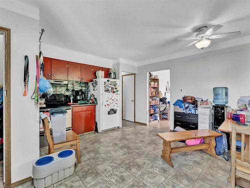 652 Industrial Avenue Se, Medicine Hat, AB - Indoor Photo Showing Kitchen