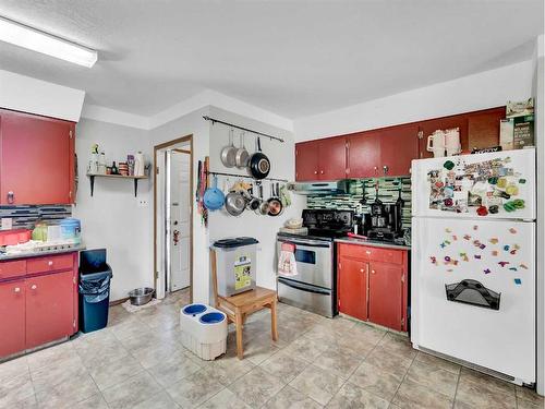 652 Industrial Avenue Se, Medicine Hat, AB - Indoor Photo Showing Kitchen