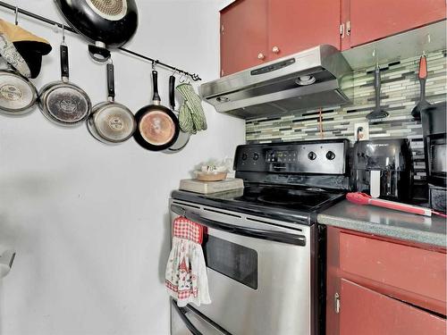 652 Industrial Avenue Se, Medicine Hat, AB - Indoor Photo Showing Kitchen